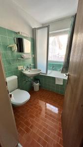 措布伦阿尔潘罗斯酒店的浴室配有卫生间、盥洗盆和浴缸。