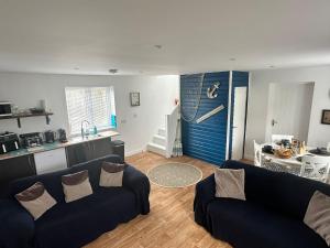 KentTankerton Beach Daze的一间设有蓝色门的客厅和一间厨房