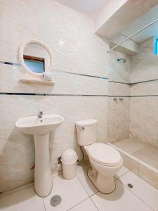 齐克拉约Hotel Señor de Sipán的白色的浴室设有卫生间和水槽。