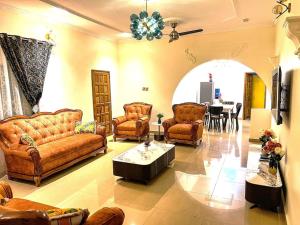 Maryluxe Stays 6Bd villa, West hills, Accra Ghana的休息区