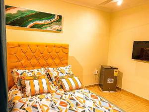 Maryluxe Stays 6Bd villa, West hills, Accra Ghana客房内的一张或多张床位