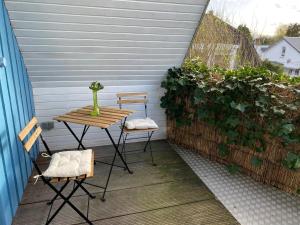 EllerauEllerau Home的阳台设有带桌椅的小天井。