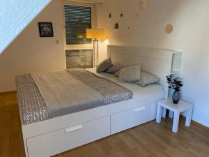EllerauEllerau Home的一间卧室配有一张带白色床头板的大床