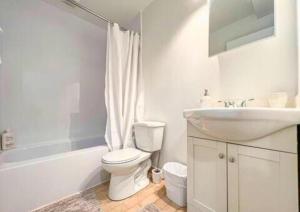 蒙特利尔Montreal Boutique Suites的白色的浴室设有卫生间和水槽。