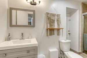 蒙特利尔Montreal Boutique Suites的一间带水槽、卫生间和镜子的浴室