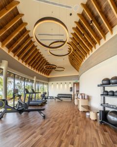 南马累环礁SO/ Maldives的室内健身房设有跑步机和大型天花板