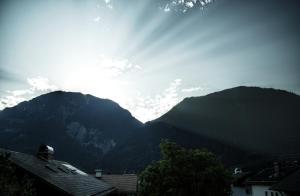 法尔先特Zugspitzhome Appartment的阳光照耀着一些山脉的景色