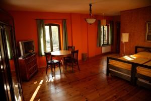 柏林森米纳 - 弗拉斯巴德加藤斯特拉斯旅馆的一间卧室设有橙色墙壁和桌椅