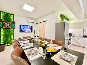 斯达林Beach Villa Verano with private pool的一间带桌椅的用餐室和一间厨房