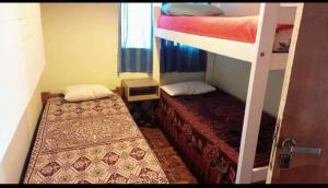 马德普拉塔Casa grande, alquiler por día, Mar del Plata的一间卧室配有两张双层床和一张四柱床。