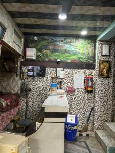马图拉Hotel Matushri Guest House的一间房间,墙上挂着一张桌子和一幅画