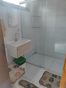 阿拉卡茹Casa confortável com piscina compartilhada的一间带水槽和淋浴的浴室