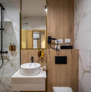 蒂米什瓦拉Hotel Branco Timisoara的浴室设有白色水槽和镜子