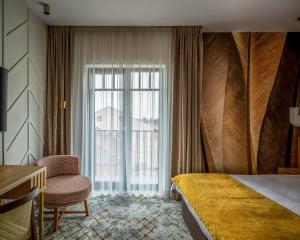 蒂米什瓦拉Hotel Branco Timisoara的酒店客房设有床和窗户。