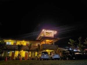 福尔图纳San Bosco Inn的一座房子,晚上停在房子前面