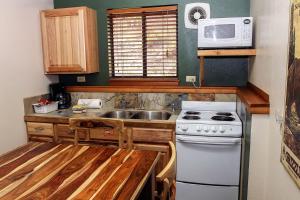 埃斯蒂斯帕克Timber Creek Chalets- 6 chalet的厨房配有白色炉灶和微波炉