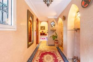 马拉喀什16 Riads的红色地毯的走廊