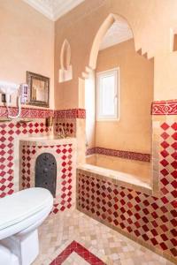 马拉喀什16 Riads的一间带卫生间、水槽和壁炉的浴室