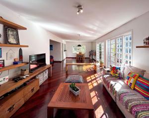 里约热内卢Otima casa com lazer completo em Sao Conrado RJ的带沙发和电视的客厅