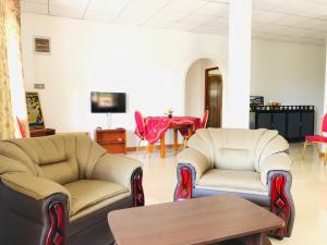 AmbagamuwaCarmel Hill Resort的客厅配有两把椅子和一张桌子