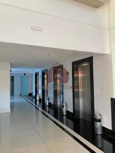 卡达斯诺瓦斯Piazza com acesso ao Acqua Park - Gustavo的大楼内带不锈钢电梯的走廊