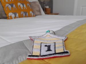 托基布里埃尔菲尔兹旅馆的床上的毯子和房子