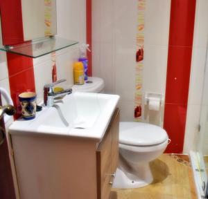 杰迪代Confort et tradition au coeur de la ville - Faire demande de réservation -的浴室配有白色水槽和卫生间。