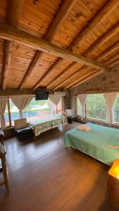 波特雷罗德洛斯弗内斯Sierras Oasis Apart的大房间设有两张床和电视