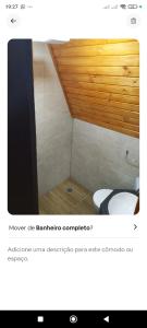 圣弗朗西斯科-迪保拉ECO PARK ALTA MIRA的一间带卫生间和木制天花板的浴室