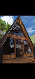 圣弗朗西斯科-迪保拉ECO PARK ALTA MIRA的房屋设有三扇窗户,屋顶上设有 ⁇ 