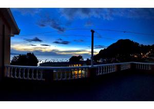 科帕卡巴纳HOTEL WENDY MAR的夜晚从阳台可欣赏到海景