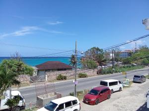 圣玛丽Discover Paradise: Budget Studio Beach Condo Beckons on Jamaica's North Coast!的停在街道边的一群汽车