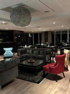 哈尔姆斯塔德Hotell Toftalund的带沙发和椅子的客厅以及吊灯。
