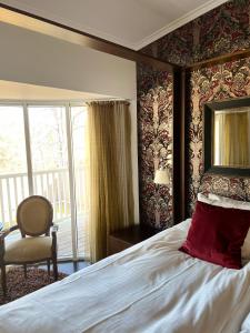 哈尔姆斯塔德Hotell Toftalund的卧室配有床、椅子和窗户。