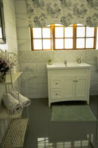 VirginiaMarculem Guest Farm的一间带白色水槽和窗户的浴室