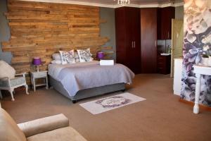 VirginiaMarculem Guest Farm的一间卧室设有一张床和木墙