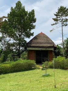 MpigiMpanga Nature Center的一块地里屋顶的小砖砌建筑