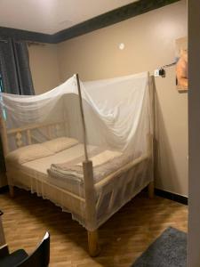 MpigiMpanga Nature Center的一间卧室配有一张带蚊帐的床