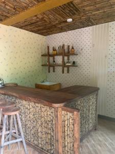 MpigiMpanga Nature Center的一间酒吧,在房间内配有木台