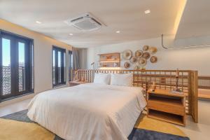 萨尔瓦多Gorges Residence Salvador的卧室设有一张白色大床和大窗户
