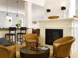 楠塔基特白象大酒店的客厅设有壁炉、桌子和椅子