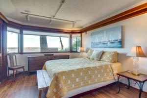 库斯贝Enchanting Coos Bay Sanctuary with Lush Views!的一间卧室设有一张床和一个大窗户