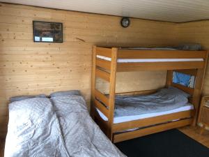 Väike-RakkeSaare-Toominga camping house的小屋内设有一间带两张双层床的卧室