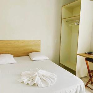 索里苏PRINCIPE HOTEL的卧室配有白色的床和毛巾