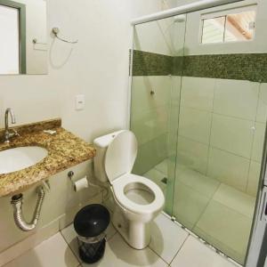 索里苏PRINCIPE HOTEL的一间带卫生间和玻璃淋浴间的浴室