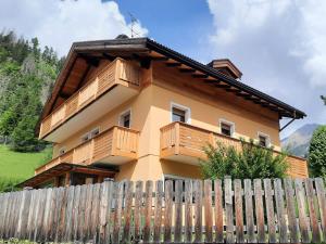 普雷达佐B&B B&Beautyfol Dolomites adults only的 ⁇ 顶上设有木制阳台的房子