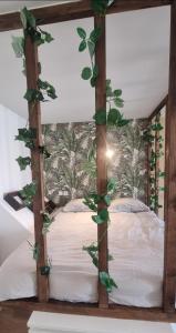 蓬塔穆松New jungle studio cœur de ville的一间卧室配有绿叶床