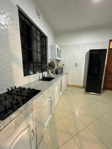 阿鲁沙Meru Villas的厨房配有炉灶和台面