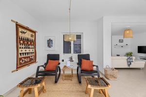普拉亚布兰卡VILLA GARA的客厅配有三把椅子和一张桌子