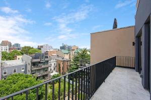 布鲁克林149BK-601 NEW PH 2BR-2Bath Private Rooftop W D的市景阳台